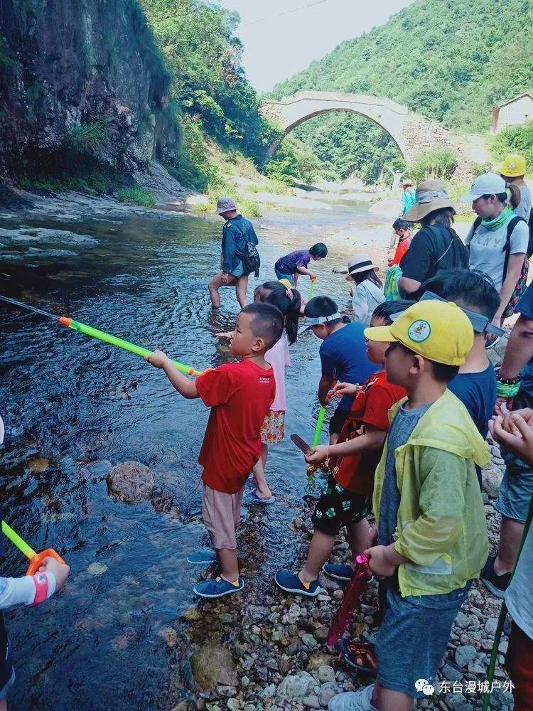 [东台漫城]7月27日绍兴新昌抖音网红打卡地漂流、摇摆桥、梯田水坝