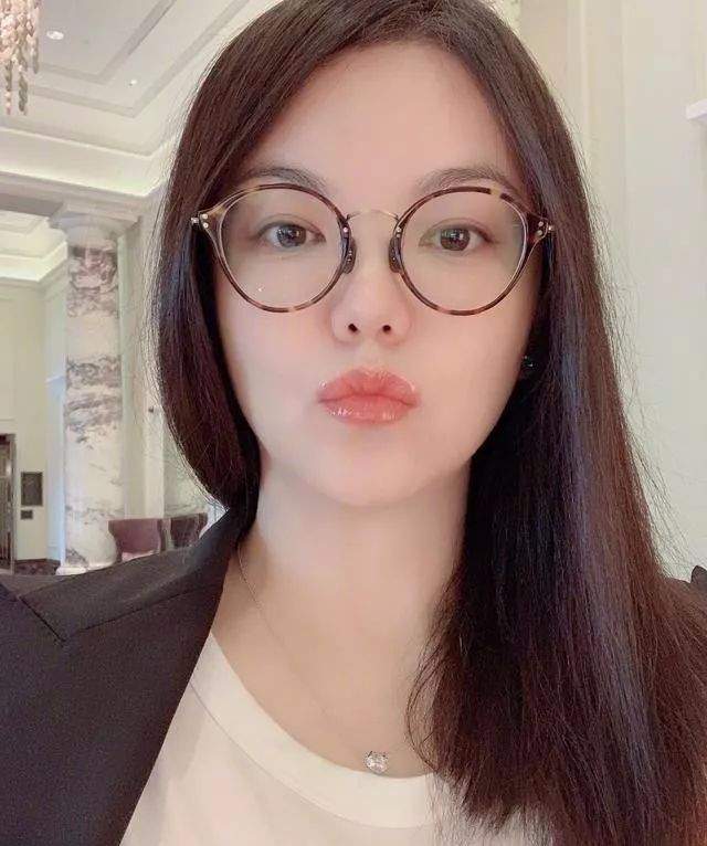 李湘女儿王诗龄被网友偶遇，小小年纪手提2万元包，李湘王岳伦太富养女儿引热议！