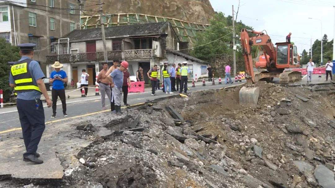 惊险！强降雨导致路基塌方，一车辆冲卡入江....