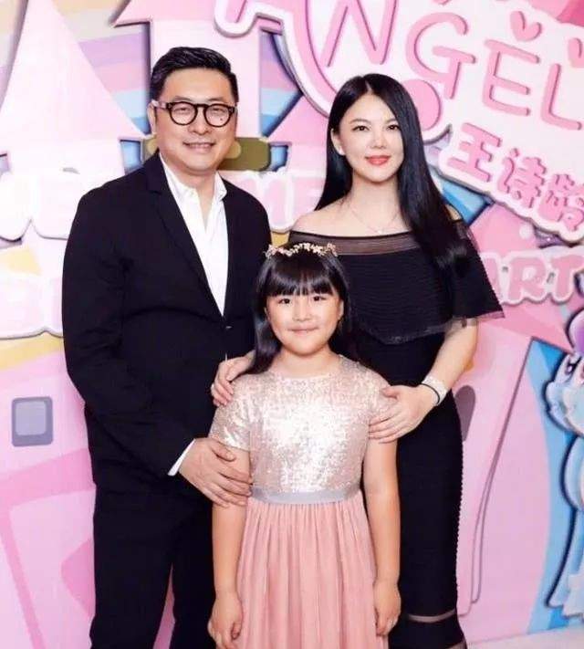 李湘女儿王诗龄被网友偶遇，小小年纪手提2万元包，李湘王岳伦太富养女儿引热议！