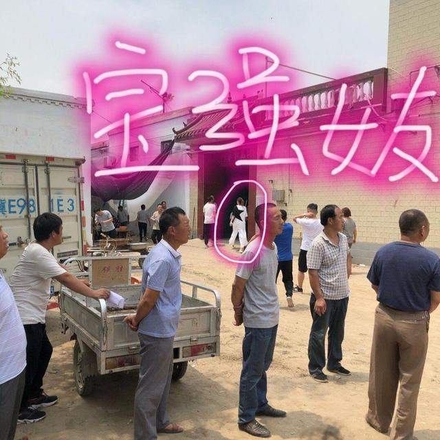 王宝强女友正面照曝光，如村民所说“高挑貌美”，参加葬礼很悲伤