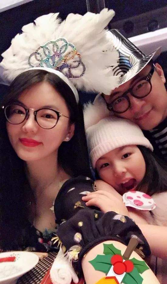 李湘女儿王诗龄被网友偶遇，小小年纪手提2万元包，李湘王岳伦太富养女儿引热议！