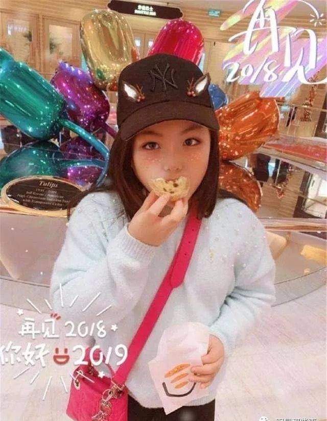 李湘女儿王诗龄被网友偶遇，小小年纪手提2万元包，李湘王岳伦太富养女儿引热议！