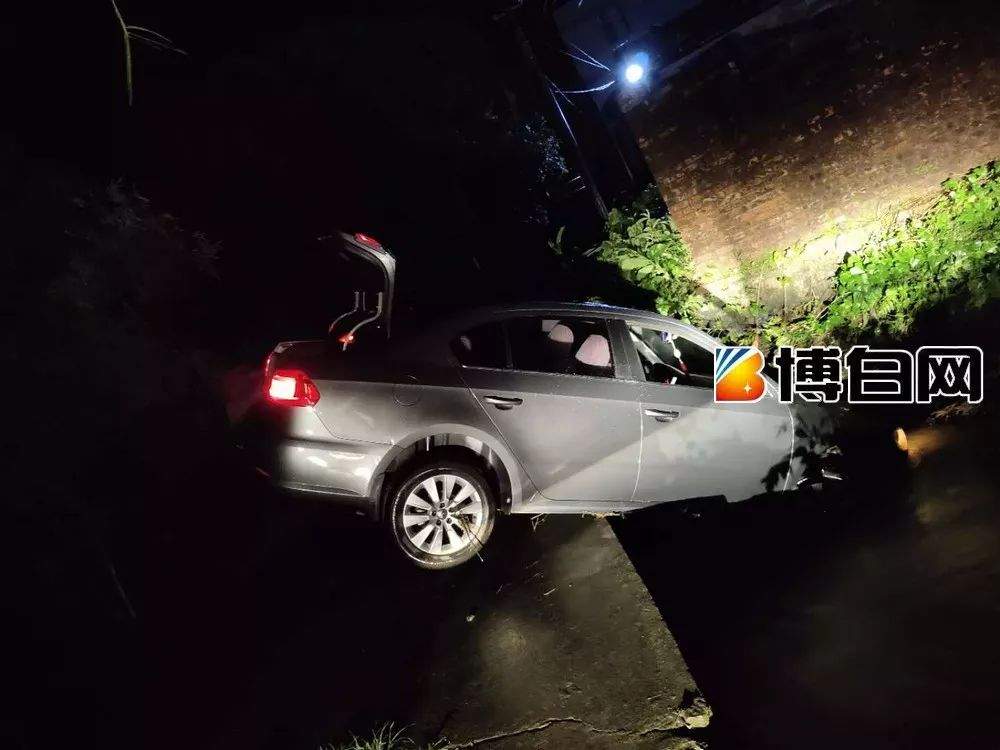 博白两名干部深夜下乡工作时遭遇山洪，小车被洪水围困打不开车门……