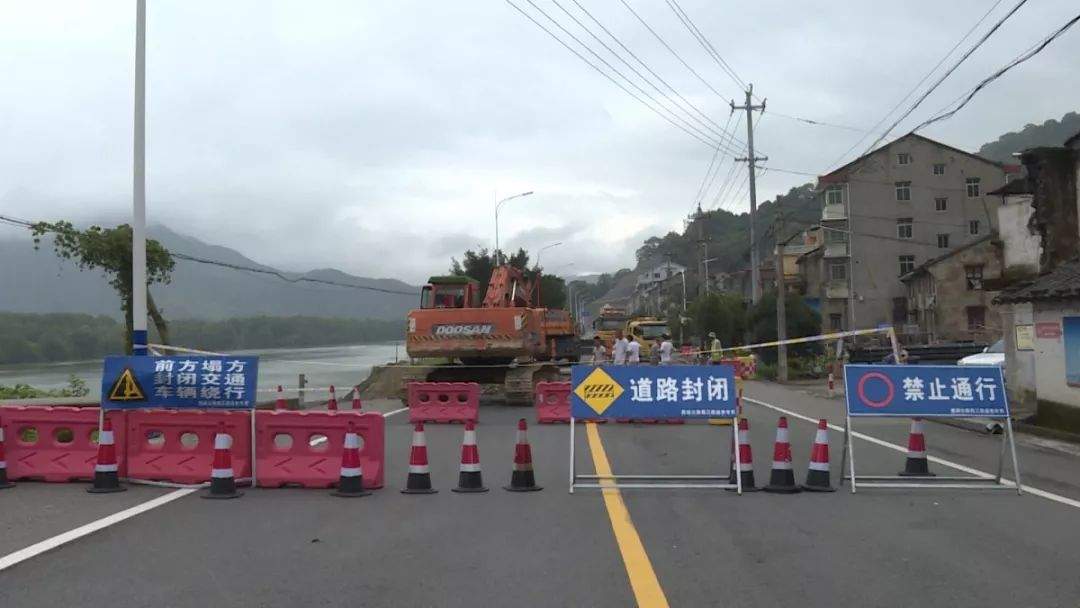 惊险！强降雨导致路基塌方，一车辆冲卡入江....