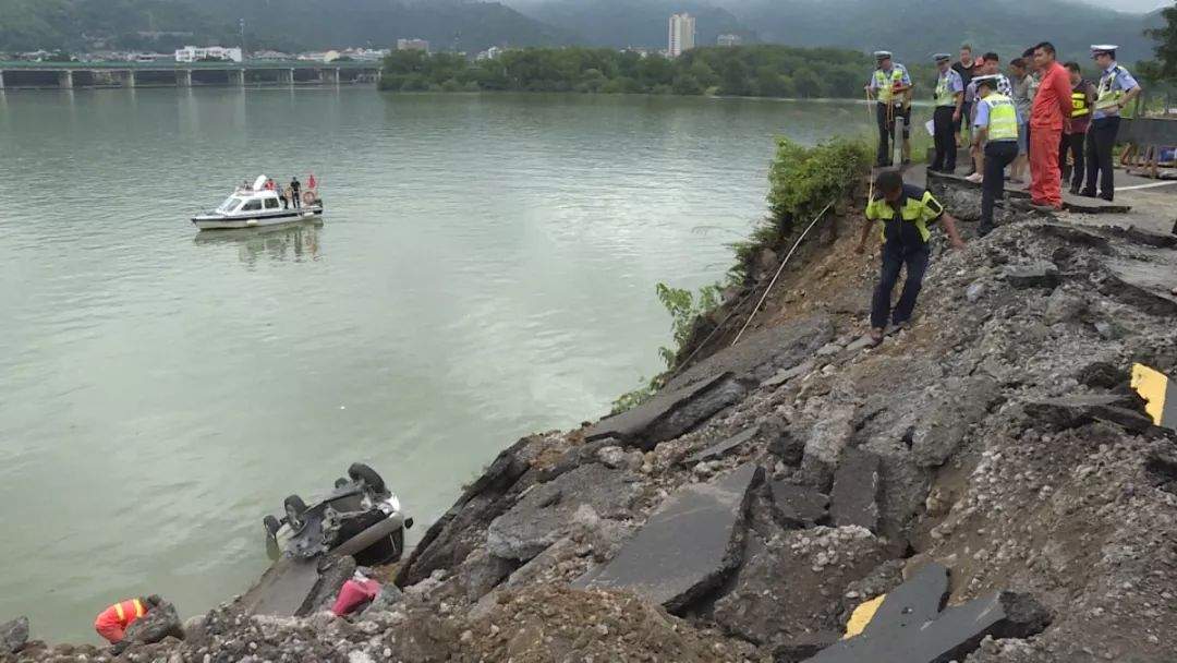 惊险！强降雨导致路基塌方，一车辆冲卡入江....