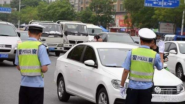 青花大街封闭施工，合理规划出行路线不添“堵”