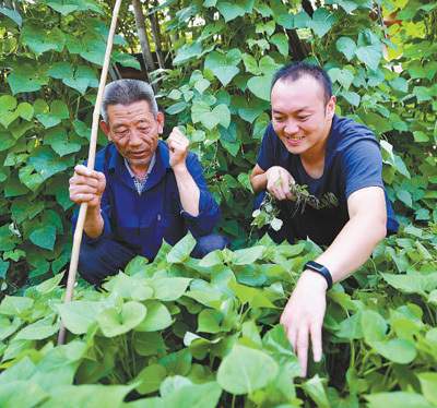 带上妻儿去扶贫（暖相册）