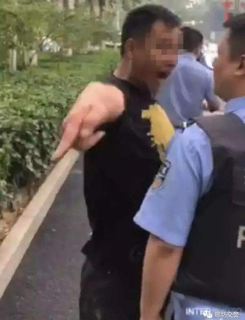 一男子非机动车醉驾欲闯灯辱骂劝阻交警被拘留！