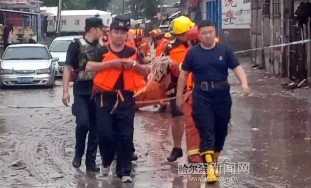 大雨后宾县部分城区积水漫灌｜警方紧急出动展开抢险救援