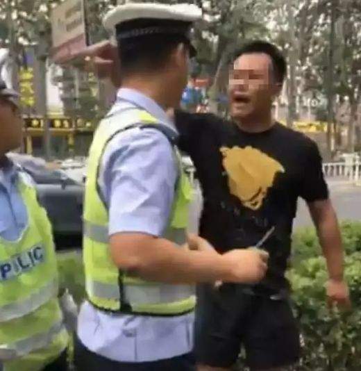 一男子非机动车醉驾欲闯灯辱骂劝阻交警被拘留！