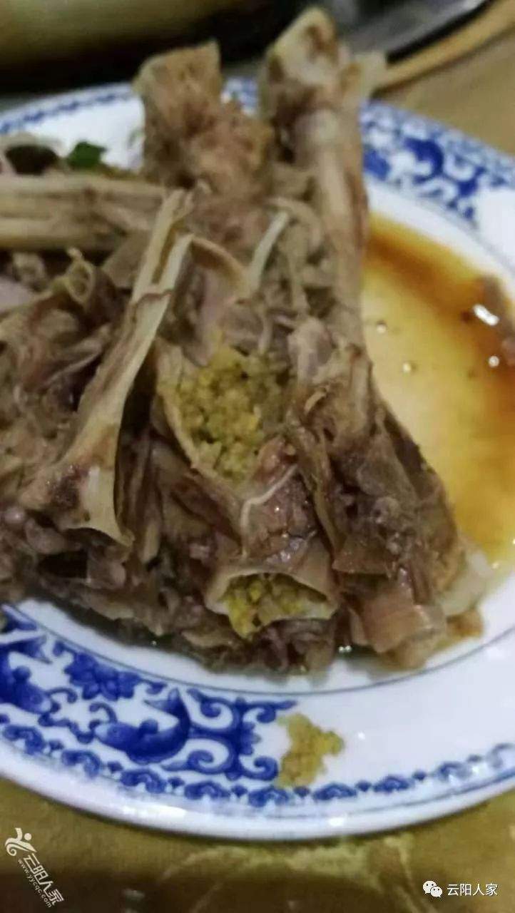 云阳这家餐馆鸭头吃出饲料；坐出租车四舍五入合理么？