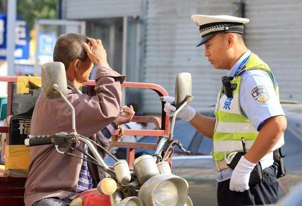 一次温情执法，这名交警成了一个村民的“儿子”