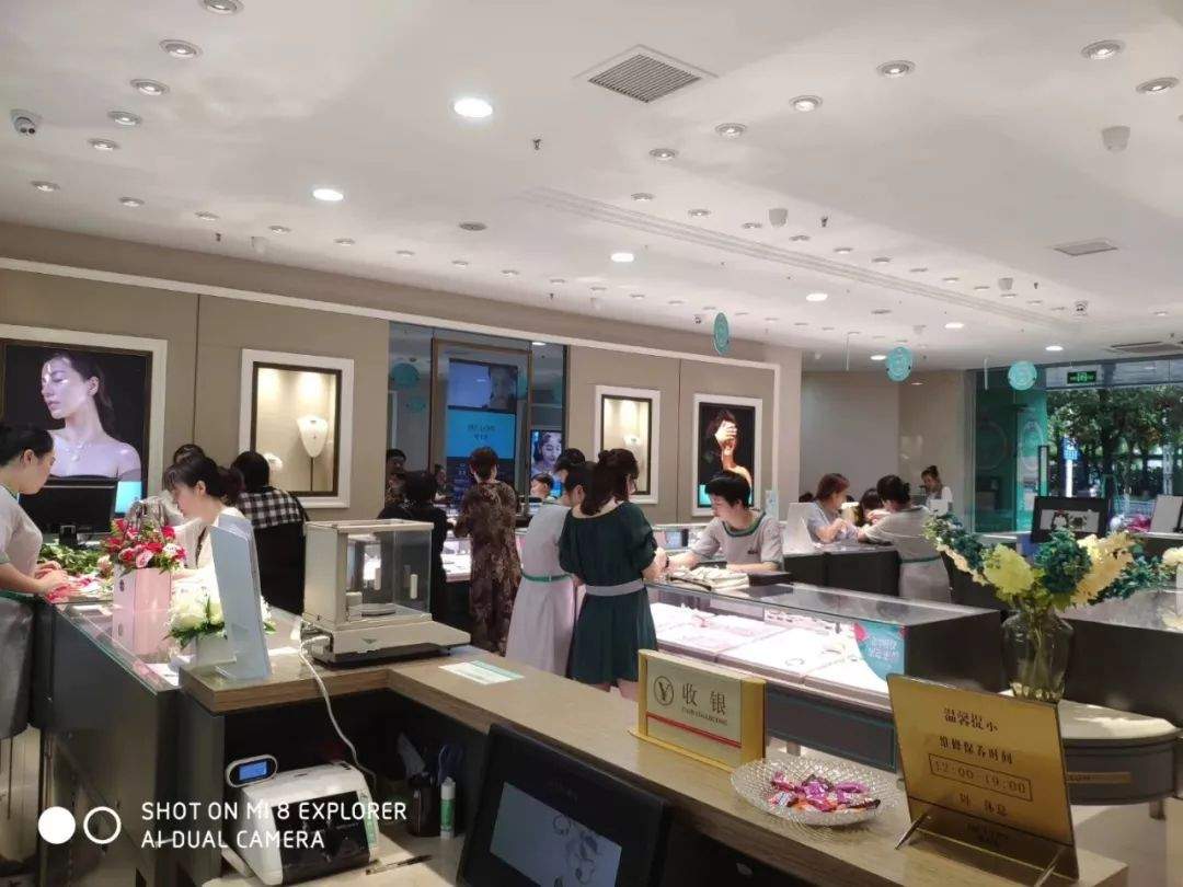 什么？这家知名珠宝店收银台排队的客流堪比网红奶茶店？