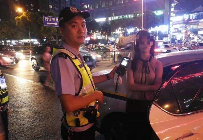 深夜，19岁女子酒后开保时捷被合肥交警拦停！她却说...