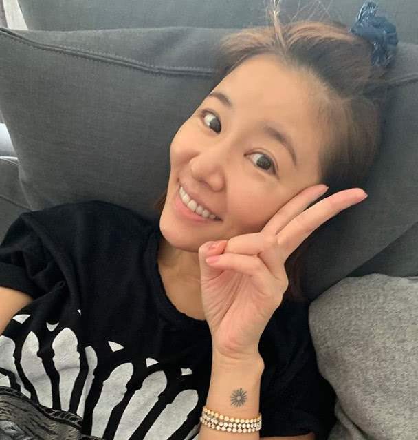 林心如获两岁半女儿拍照，激动到没洗脸就出镜，希望女儿慢点长大