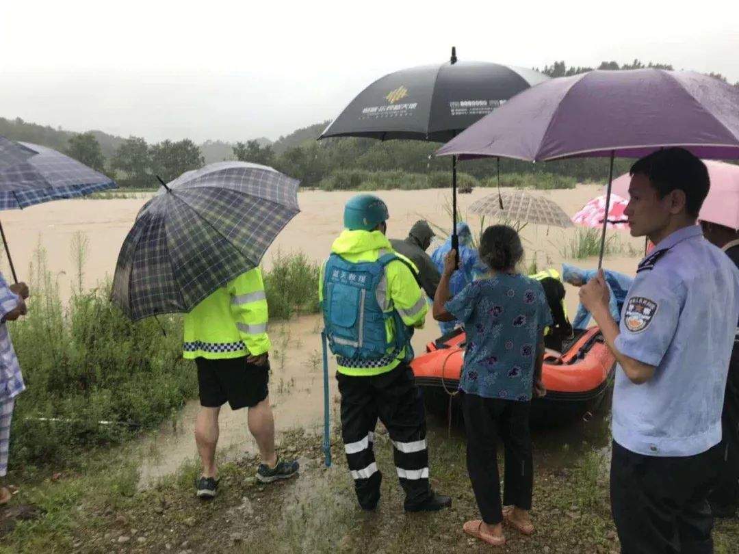 暴雨如注！风雨中，铅山稼轩有一个美丽的警民救援故事…