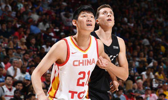 离NBA太远！又一个被高估的大个 2.10米神塔打NBA队沦为废柴