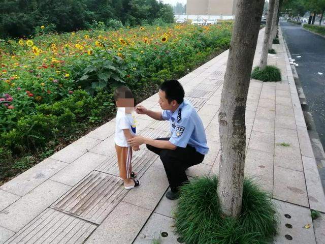 危险！两岁幼童独自走在马路上，富阳公安迅速行动...