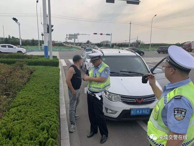 【微头条】小伙使“歪招”偷换号牌上路，荣成交警缉查布控系统发力将其一举查获！