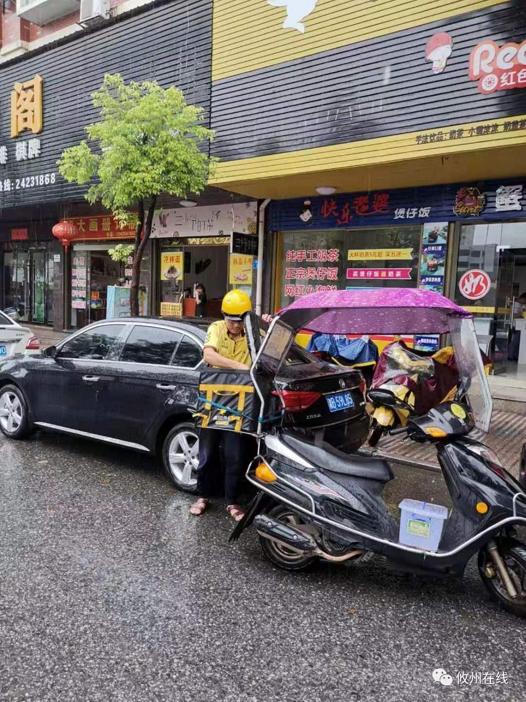 心酸！暴雨下，攸县美团外卖送餐员倔强的温情....