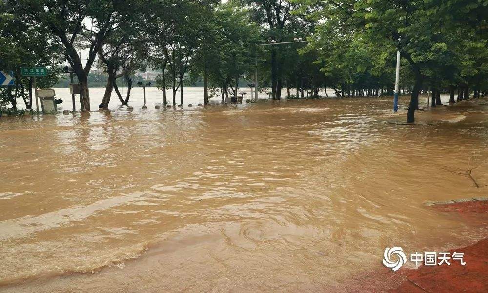 桂北多地被淹，广西19条公路因强降雨交通中断...暴雨还将持续！