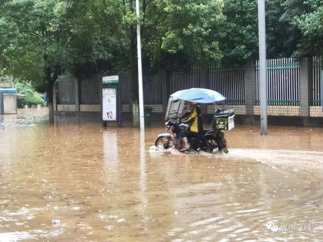 心酸！暴雨下，攸县美团外卖送餐员倔强的温情....