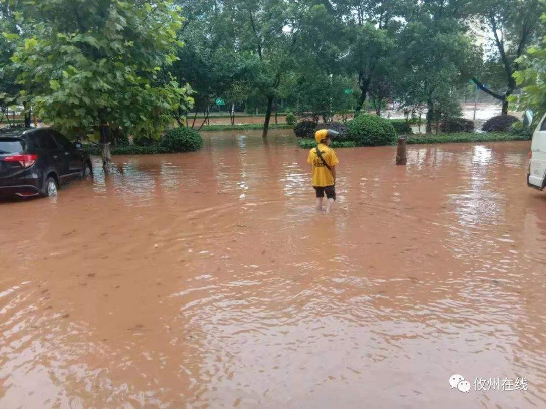 心酸！暴雨下，攸县美团外卖送餐员倔强的温情....