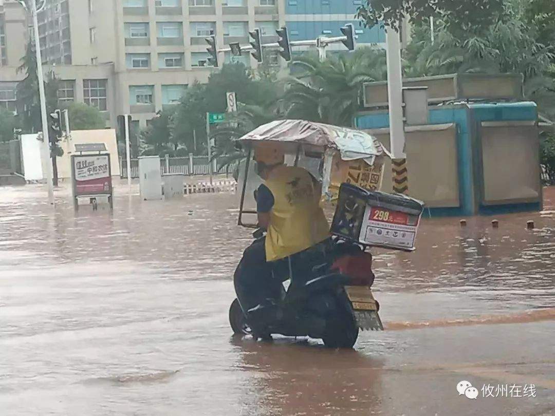 心酸！暴雨下，攸县美团外卖送餐员倔强的温情....