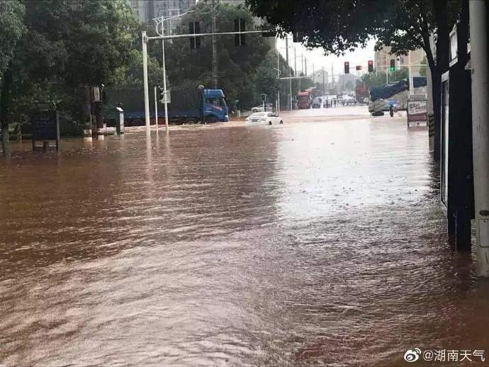 橘子洲紧急闭园！地铁跳站不停！强降雨“车轮战”不休，请大家及时做好防范！