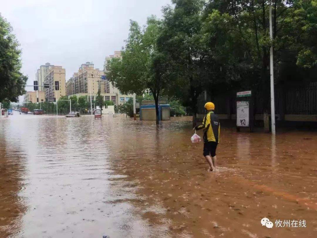 心酸！暴雨下，攸县美团外卖送餐员倔强的温情....