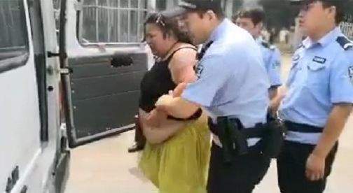 多名警察出动，合肥一300斤重女子被带走！