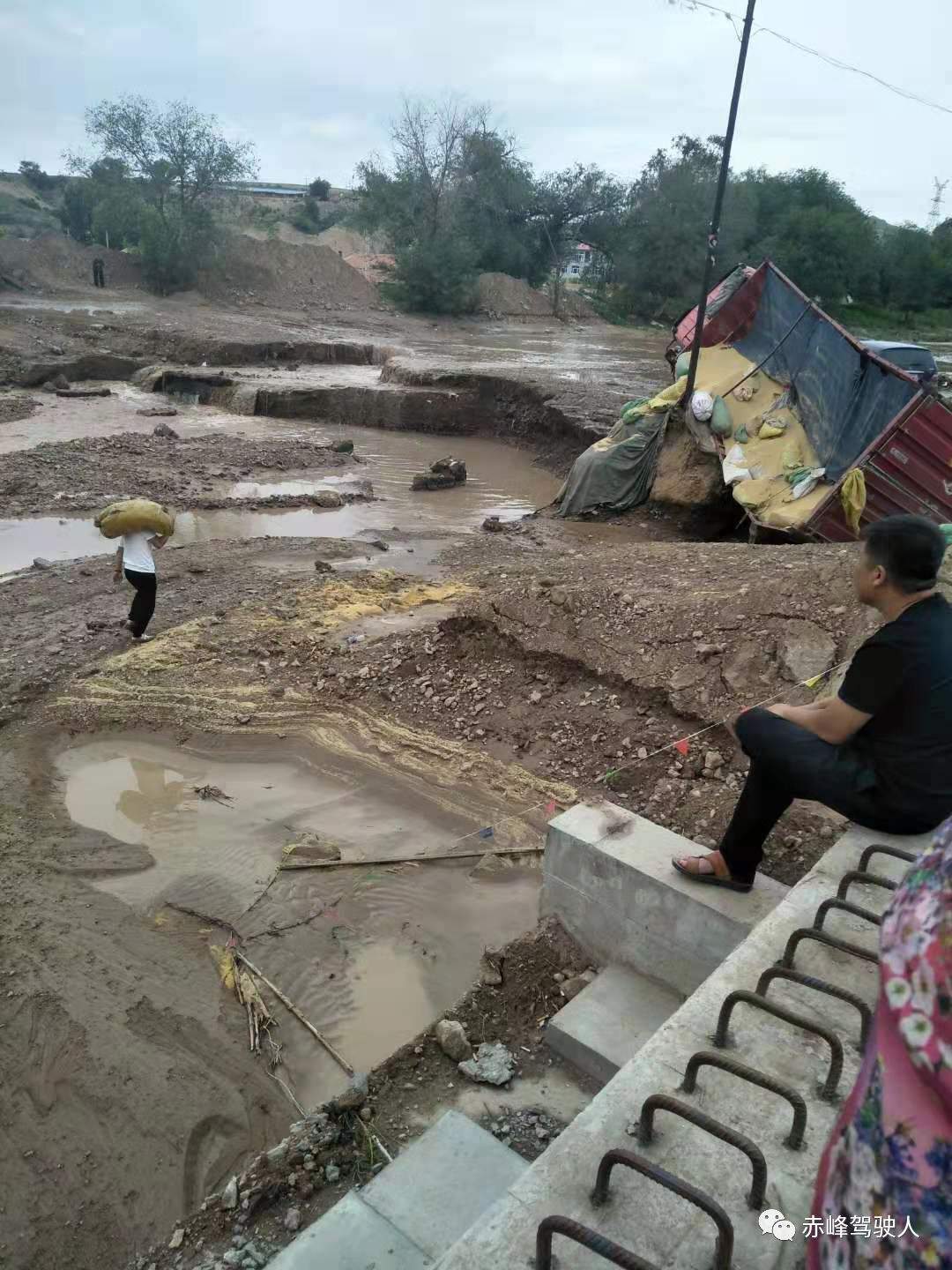 赤峰一货车河道倾覆，9吨谷子打水漂