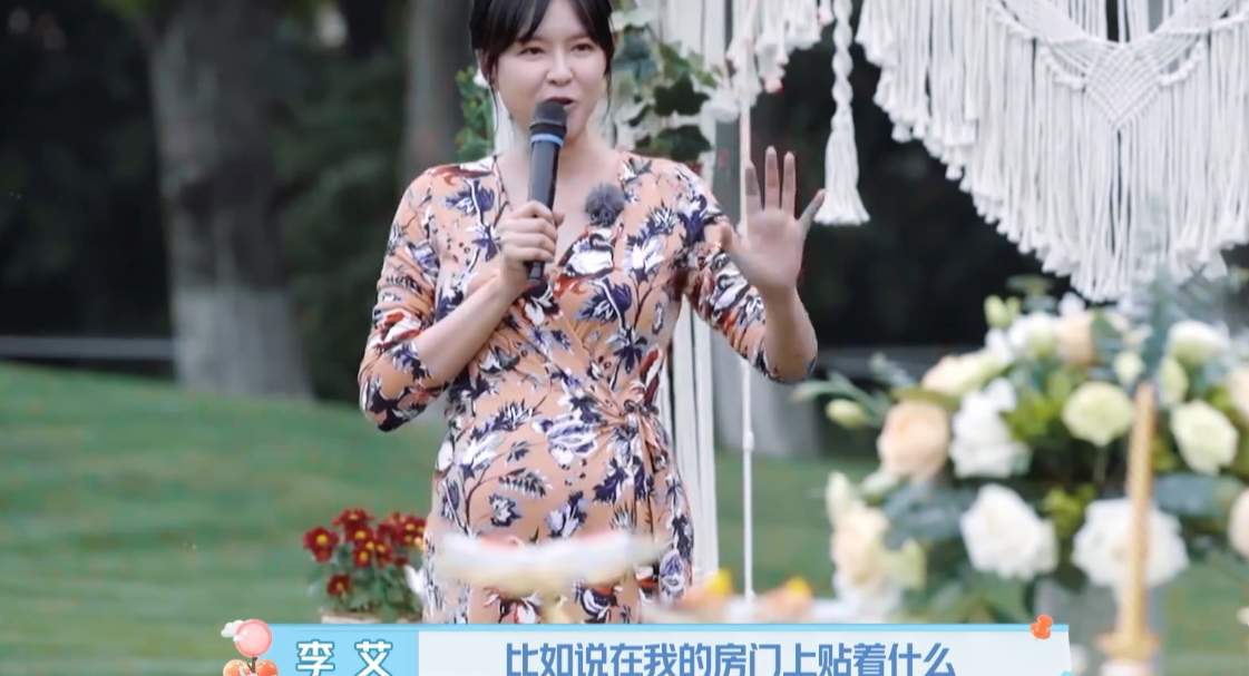 李艾妈妈年轻时照片曝光，老公去世后不再嫁人，原因却不是为女儿