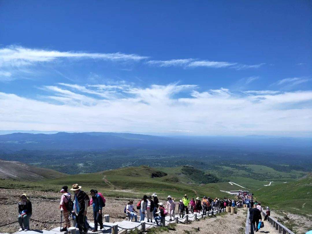 全家老少夏日避暑度假全攻略! 在长白山邂逅22℃清凉"小瑞士"……