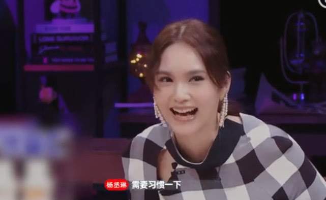 李荣浩求婚杨丞琳成功，晒照巨钻“闪”网友，亿元打造婚房