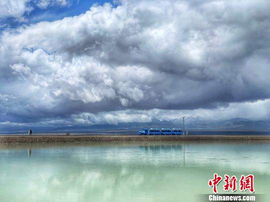 青海茶卡盐湖“天空壹号”景区正式开园