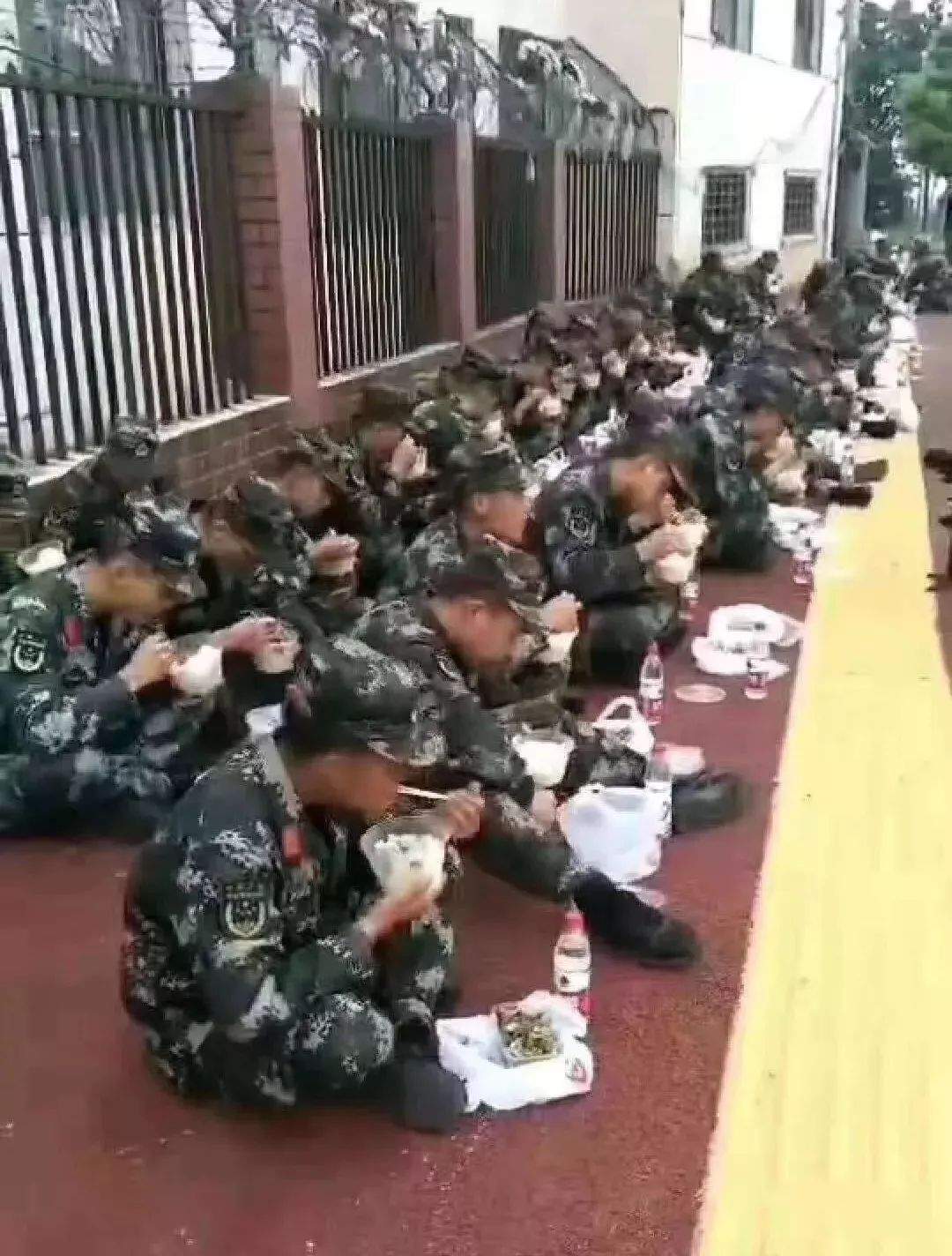 【暖心】老师在办公室留了张纸条，3小时后，武警战士回复……