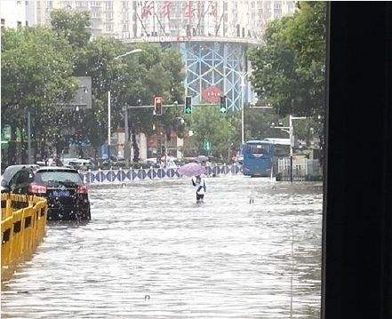 一夜暴雨！公交停运！南昌已变成这样！网传火车站被淹，真相是…