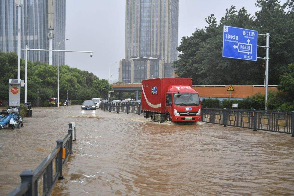 一夜暴雨！公交停运！南昌已变成这样！网传火车站被淹，真相是…