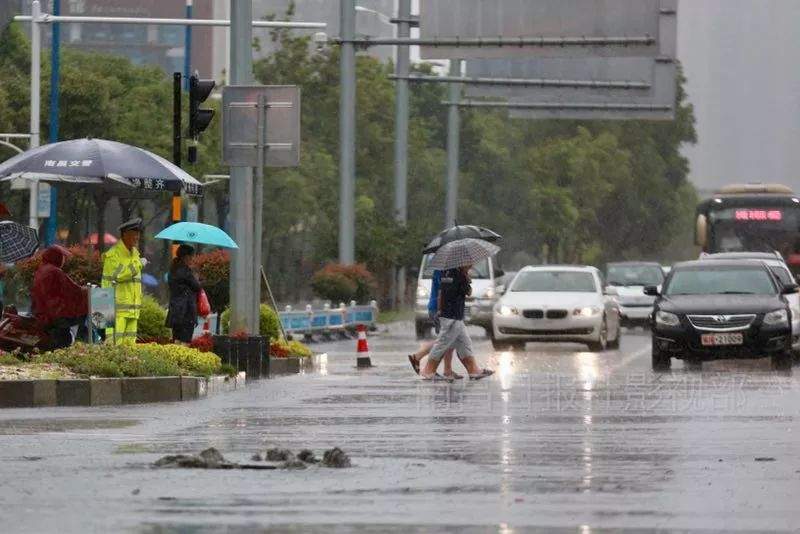 一夜暴雨！公交停运！南昌已变成这样！网传火车站被淹，真相是…