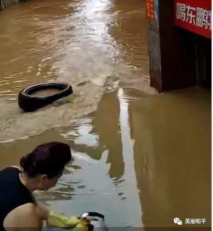 受强降雨影响，洪峰过境昭平桂江水位上涨，今年首次超警戒水位