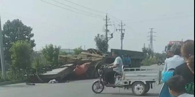 衡水惨烈车祸: 大车被砸扁, 脑袋都没了！