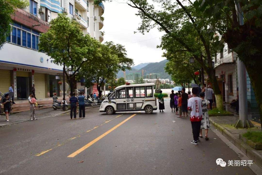 受强降雨影响，洪峰过境昭平桂江水位上涨，今年首次超警戒水位