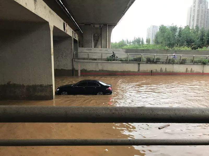 一夜暴雨！公交停运！南昌已变成这样！网传火车站被淹，真相是…