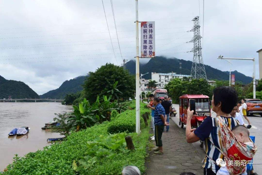 受强降雨影响，洪峰过境昭平桂江水位上涨，今年首次超警戒水位