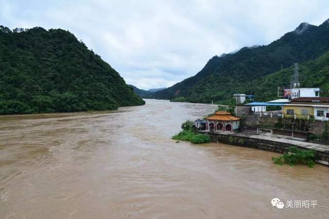 受强降雨影响，洪峰过境昭平桂江水位上涨，今年首次超警戒水位