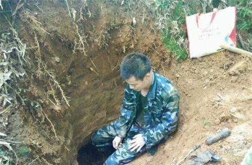 大雨过后农村小伙上山挖白蚁挖出宝贝