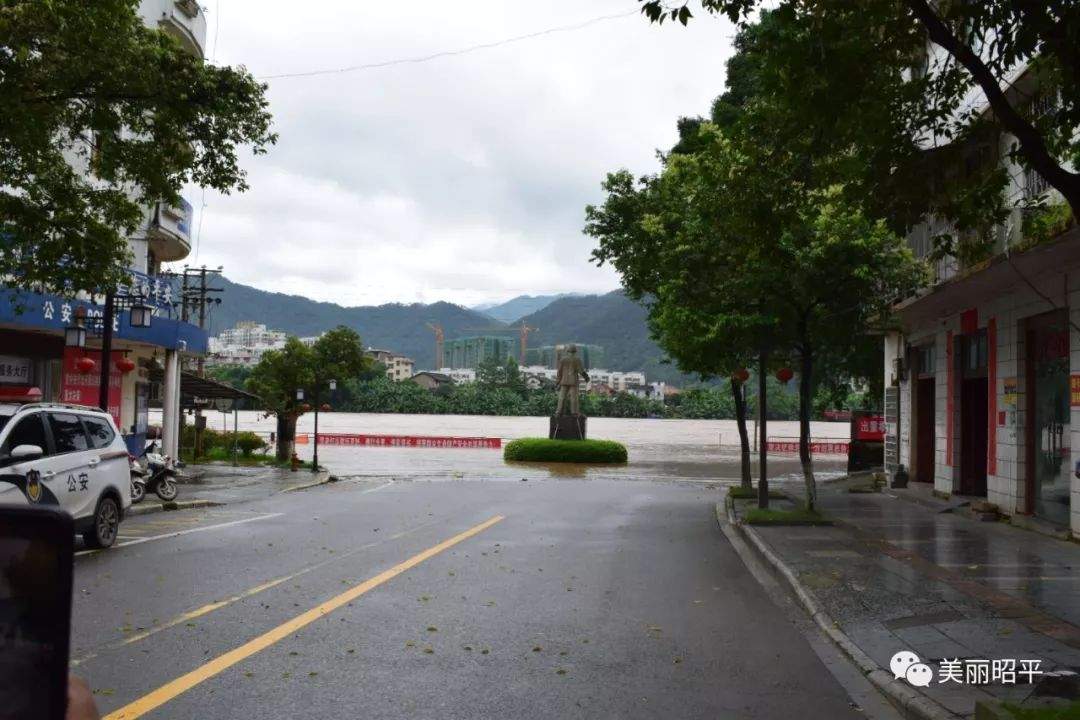 受强降雨影响，洪峰过境昭平桂江水位上涨，今年首次超警戒水位