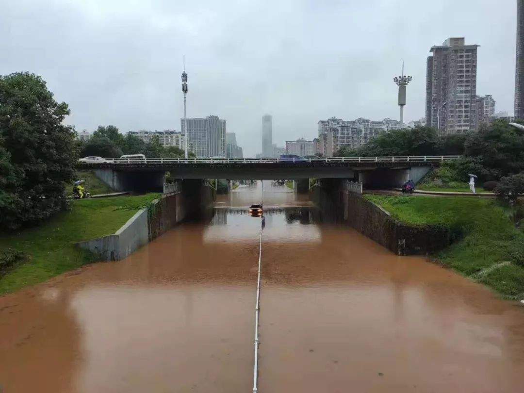 一夜暴雨！公交停运！南昌已变成这样！网传火车站被淹，真相是…